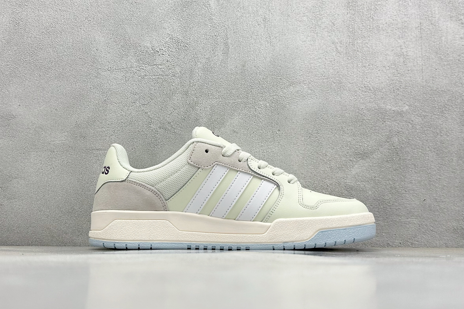  
adidas ENTRAP 篮球风格休闲鞋 
融合了多个年代的风格元素。在有些篮球爱好者眼中，它展现