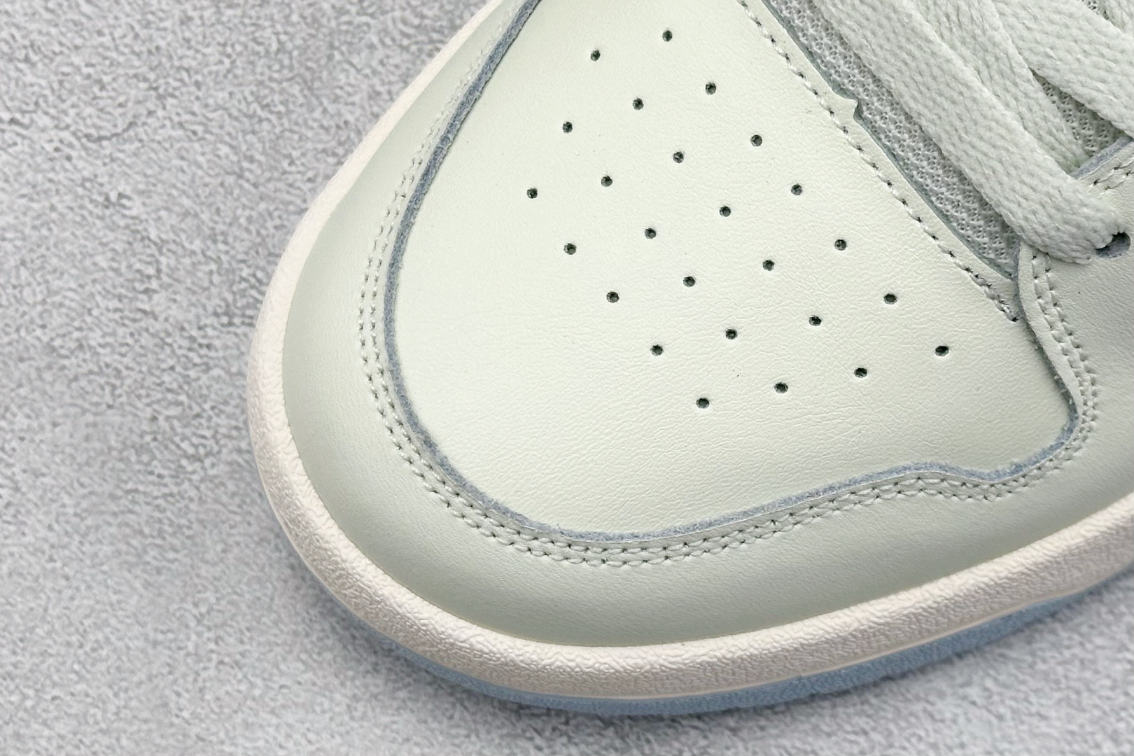  
adidas ENTRAP 篮球风格休闲鞋 
融合了多个年代的风格元素。在有些篮球爱好者眼中，它展现
