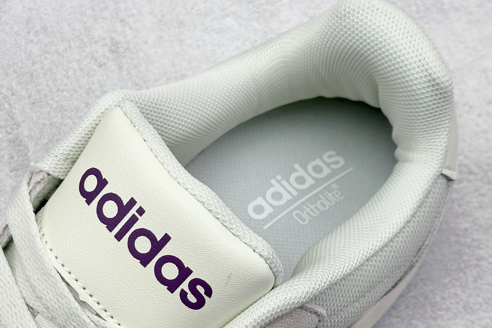 
adidas ENTRAP 篮球风格休闲鞋 
融合了多个年代的风格元素。在有些篮球爱好者眼中，它展现
