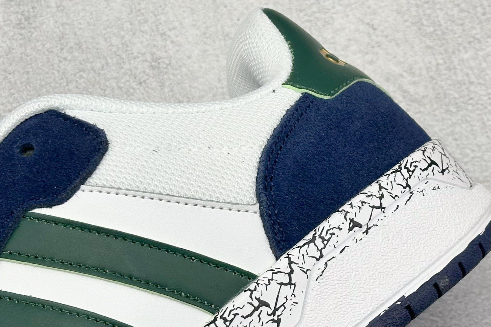  
adidas ENTRAP 篮球风格休闲鞋 
融合了多个年代的风格元素。在有些篮球爱好者眼中，它展现