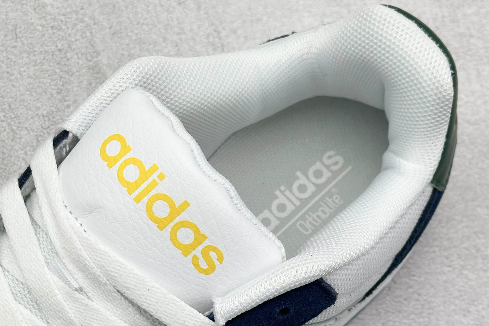  
adidas ENTRAP 篮球风格休闲鞋 
融合了多个年代的风格元素。在有些篮球爱好者眼中，它展现