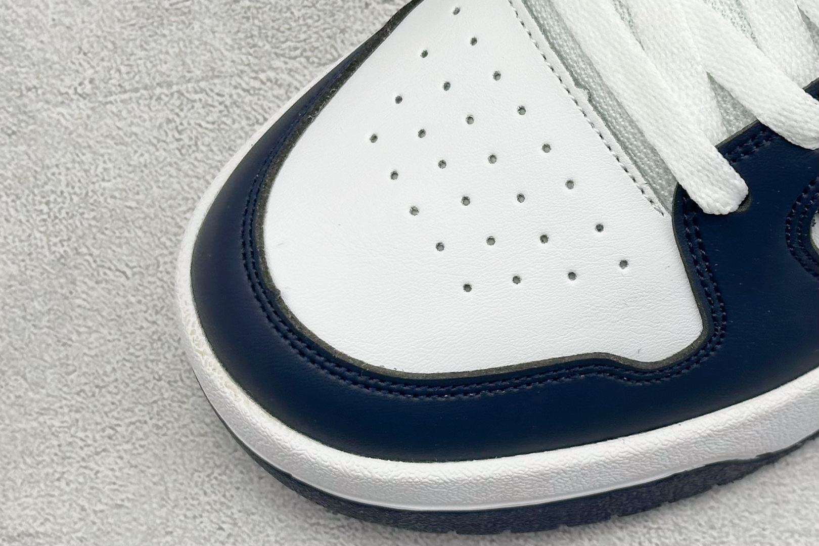  
adidas ENTRAP 篮球风格休闲鞋 
融合了多个年代的风格元素。在有些篮球爱好者眼中，它展现