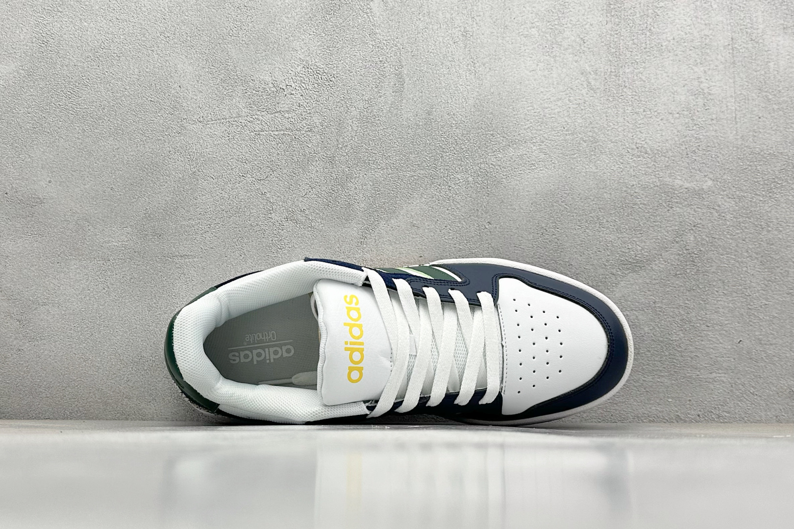  
adidas ENTRAP 篮球风格休闲鞋 
融合了多个年代的风格元素。在有些篮球爱好者眼中，它展现