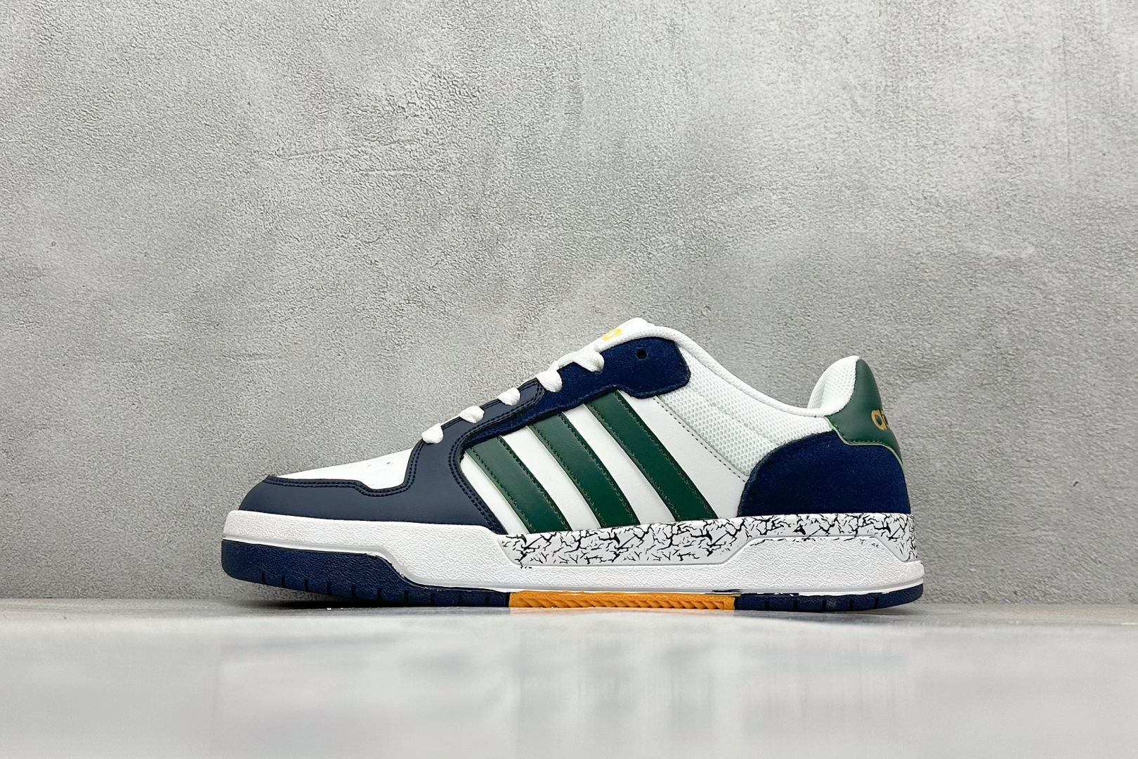  
adidas ENTRAP 篮球风格休闲鞋 
融合了多个年代的风格元素。在有些篮球爱好者眼中，它展现