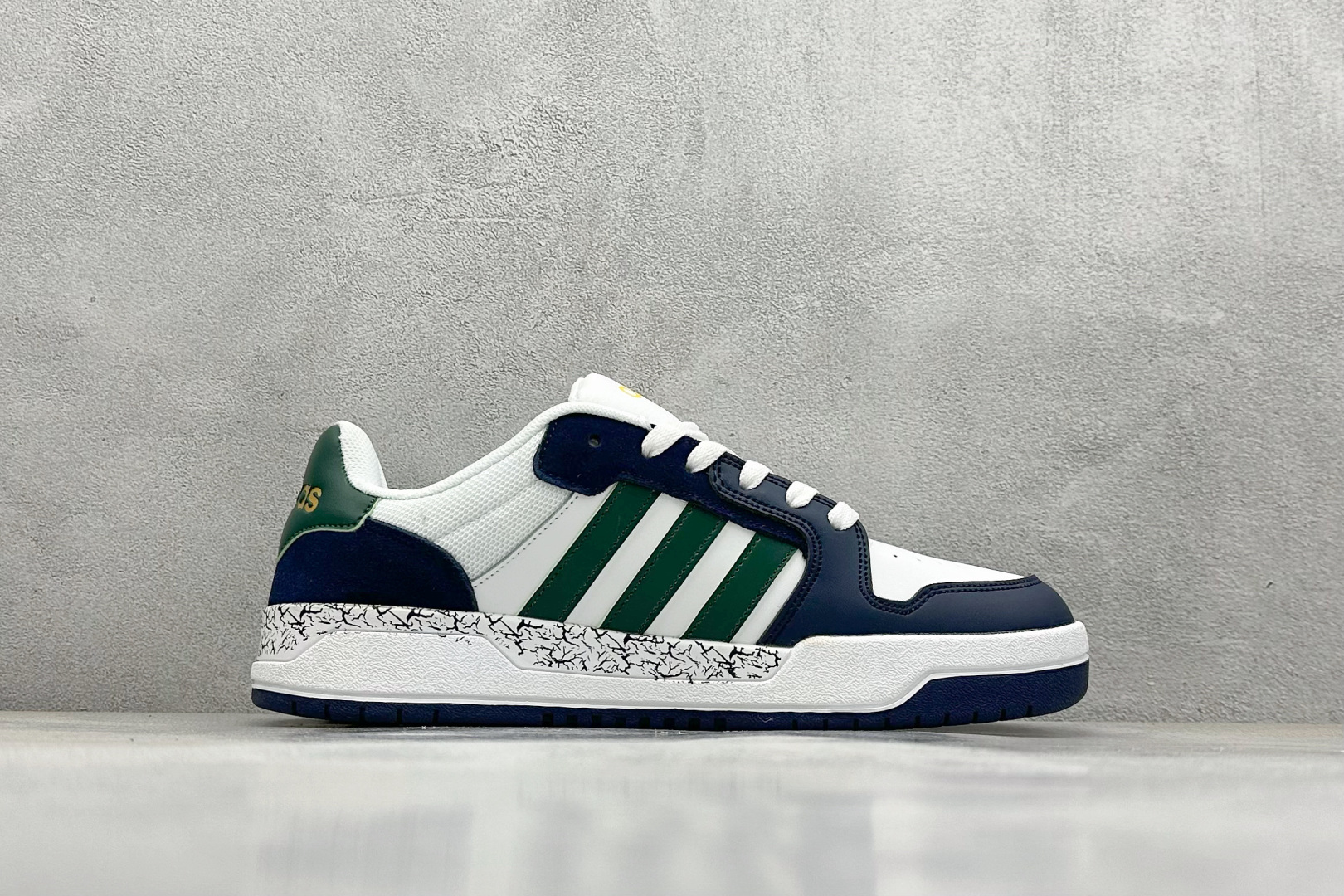  
adidas ENTRAP 篮球风格休闲鞋 
融合了多个年代的风格元素。在有些篮球爱好者眼中，它展现