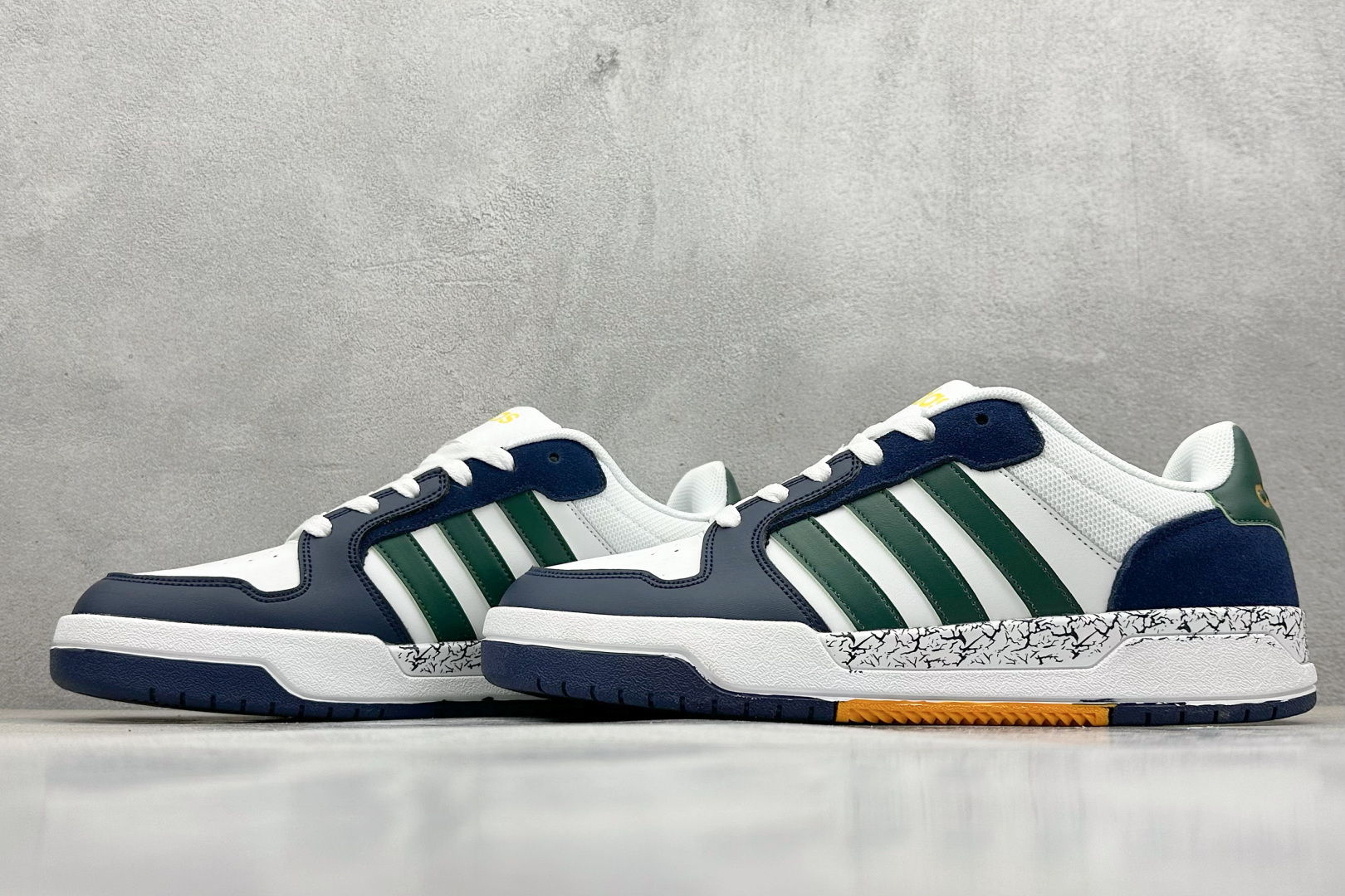  
adidas ENTRAP 篮球风格休闲鞋 
融合了多个年代的风格元素。在有些篮球爱好者眼中，它展现