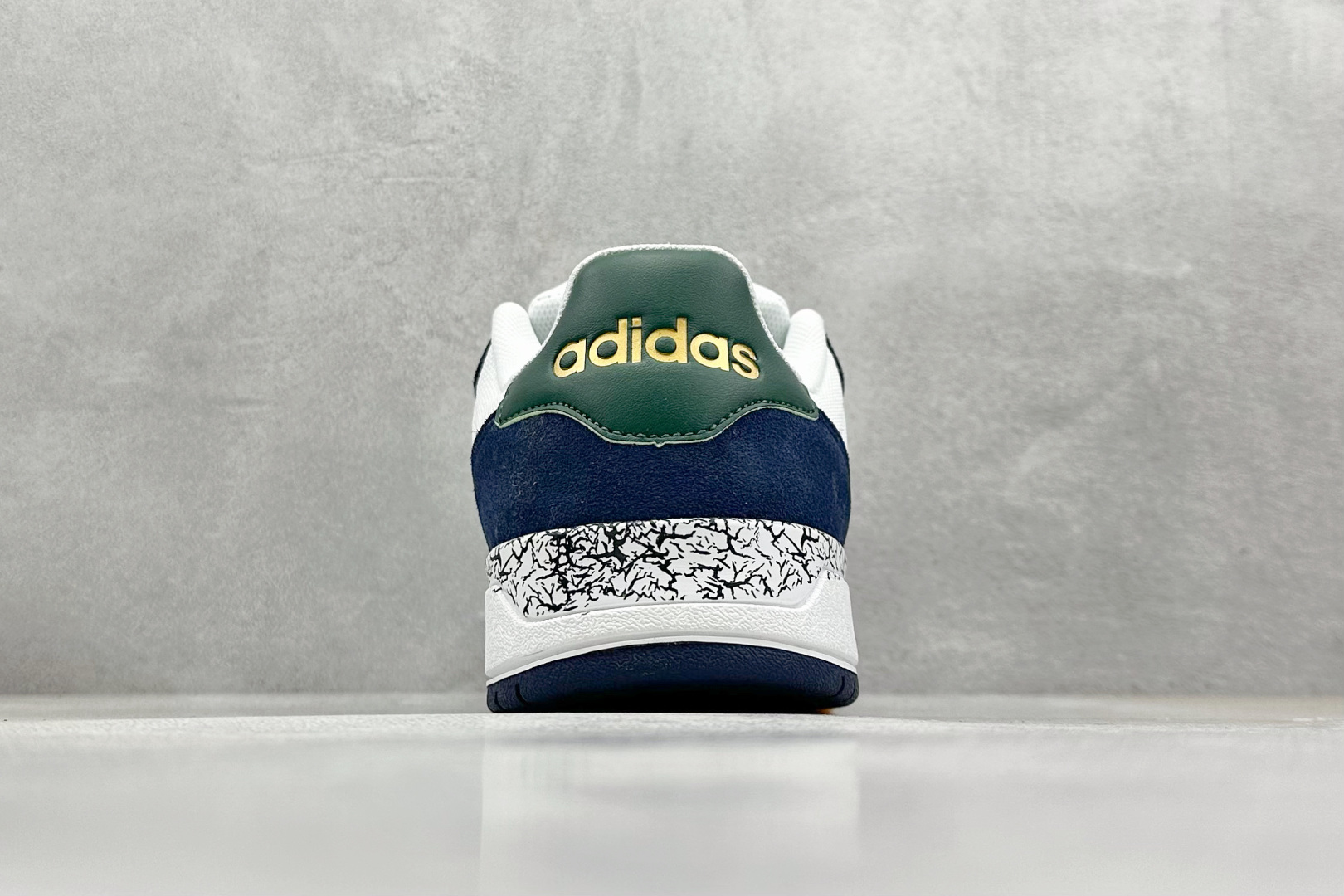  
adidas ENTRAP 篮球风格休闲鞋 
融合了多个年代的风格元素。在有些篮球爱好者眼中，它展现