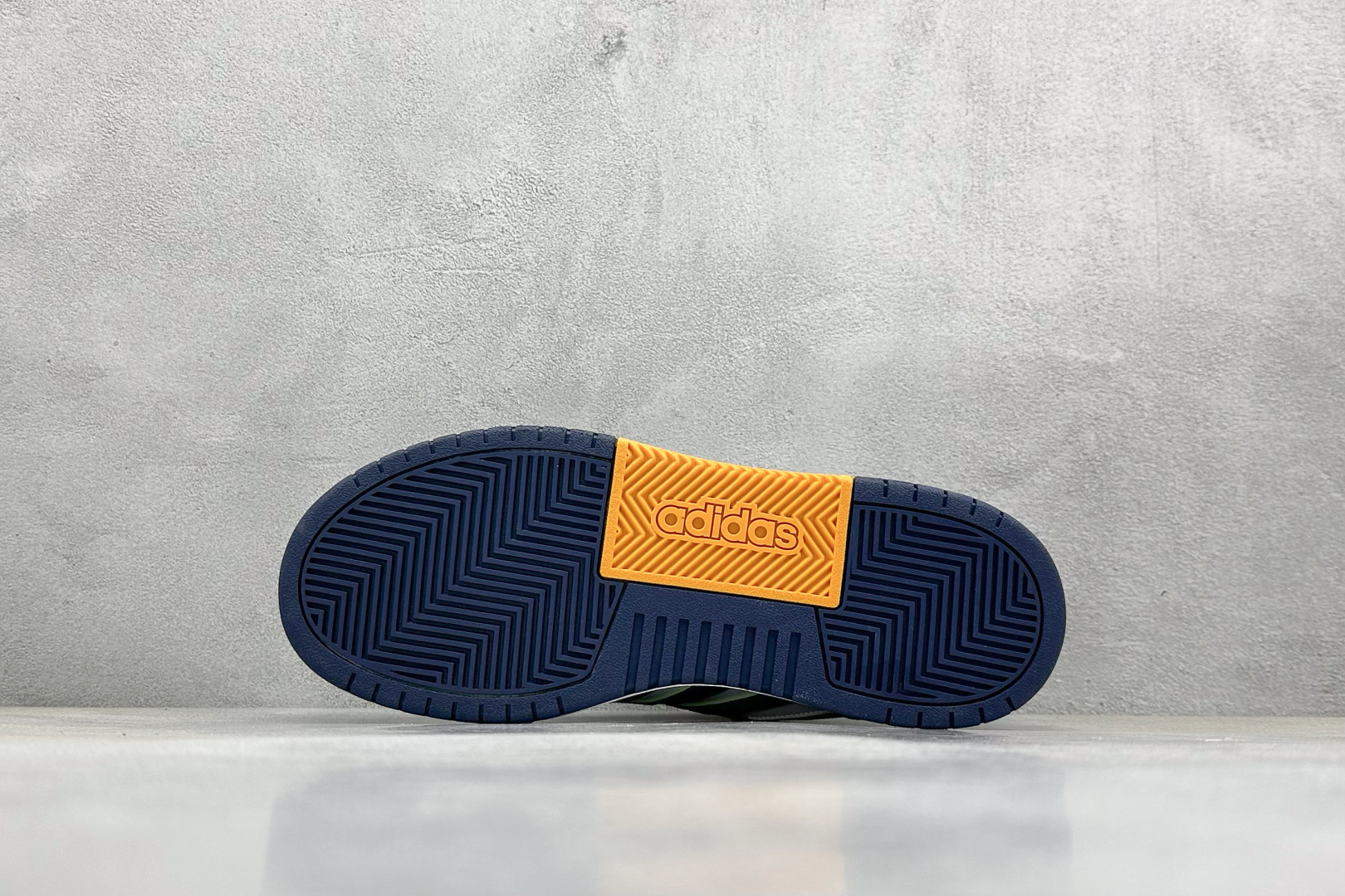  
adidas ENTRAP 篮球风格休闲鞋 
融合了多个年代的风格元素。在有些篮球爱好者眼中，它展现