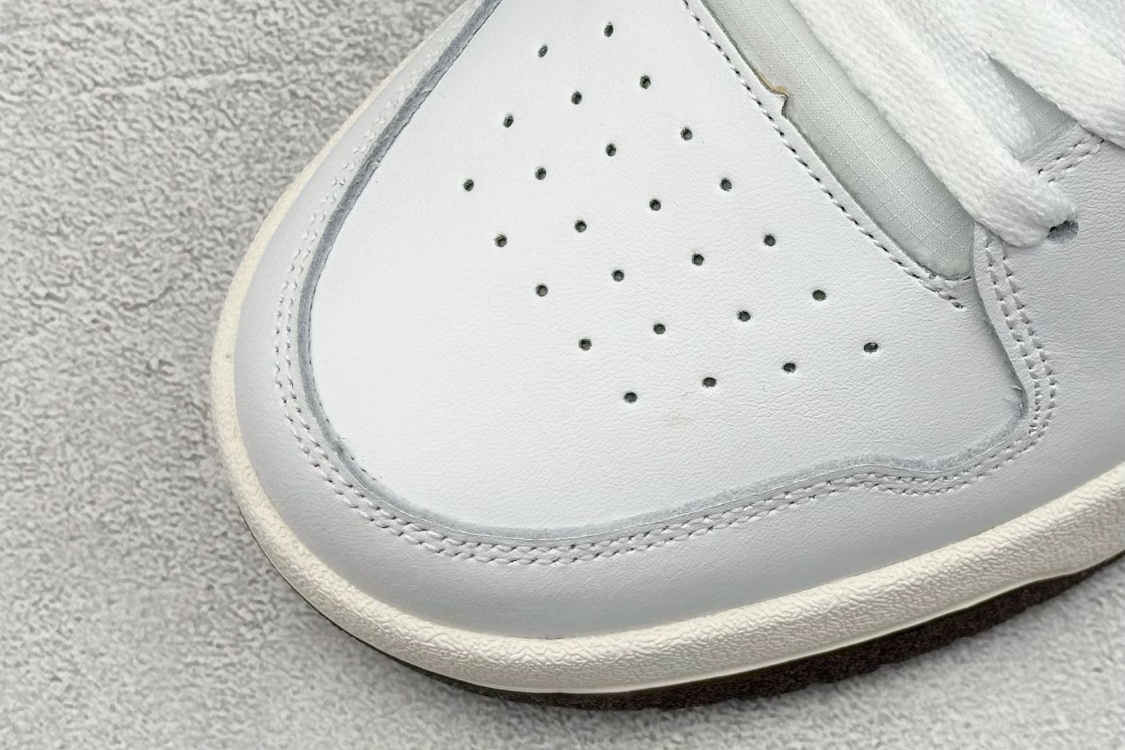  
adidas ENTRAP 篮球风格休闲鞋 
融合了多个年代的风格元素。在有些篮球爱好者眼中，它展现