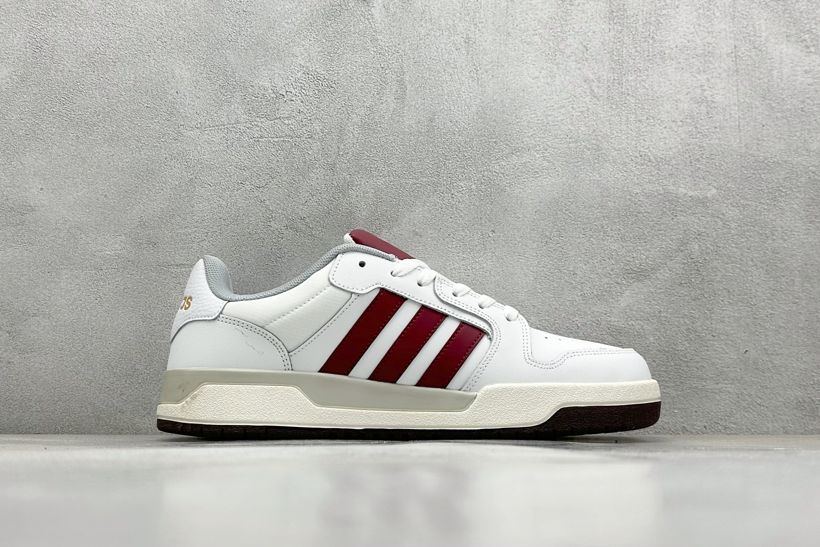  
adidas ENTRAP 篮球风格休闲鞋 
融合了多个年代的风格元素。在有些篮球爱好者眼中，它展现