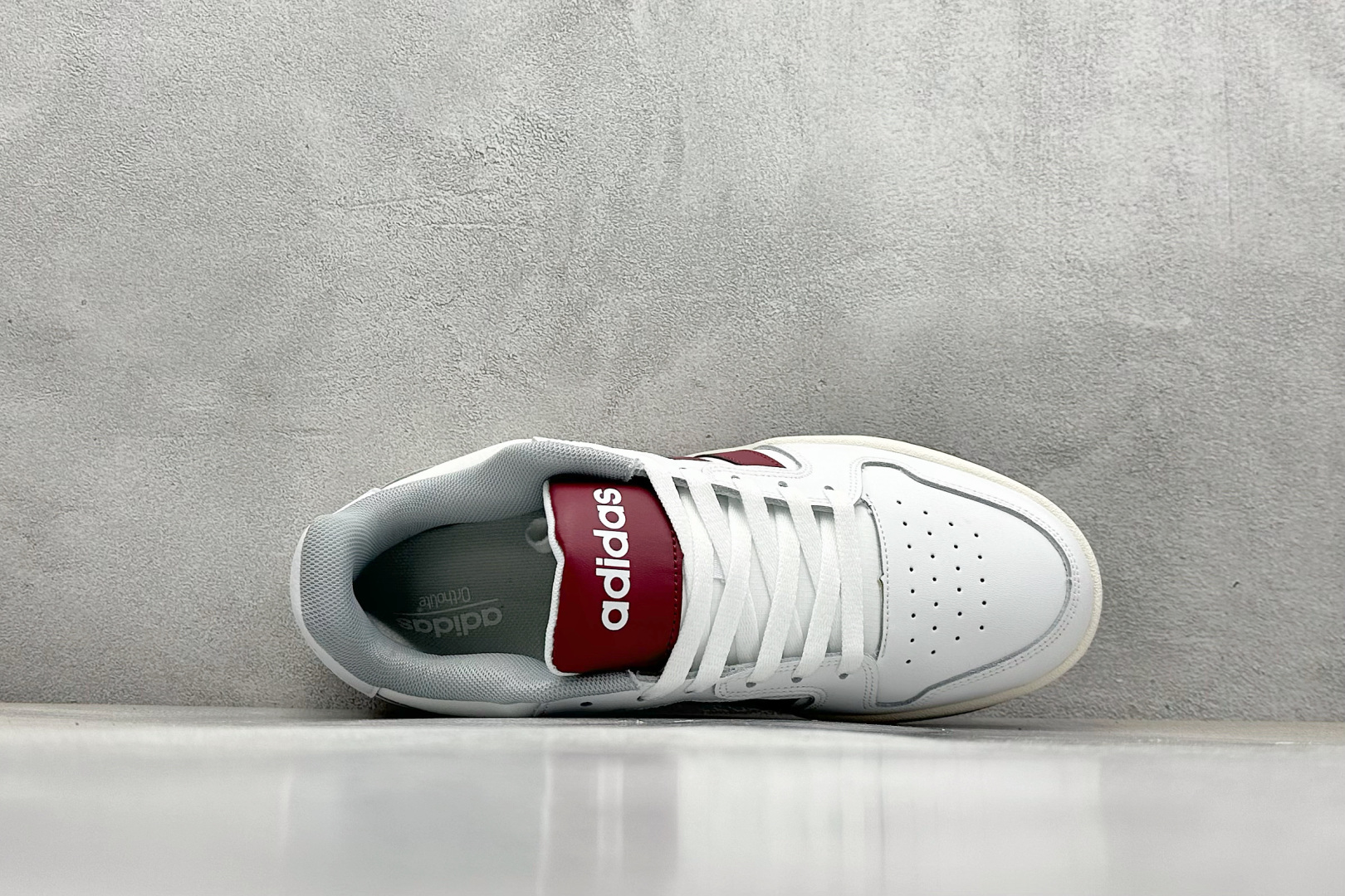  
adidas ENTRAP 篮球风格休闲鞋 
融合了多个年代的风格元素。在有些篮球爱好者眼中，它展现