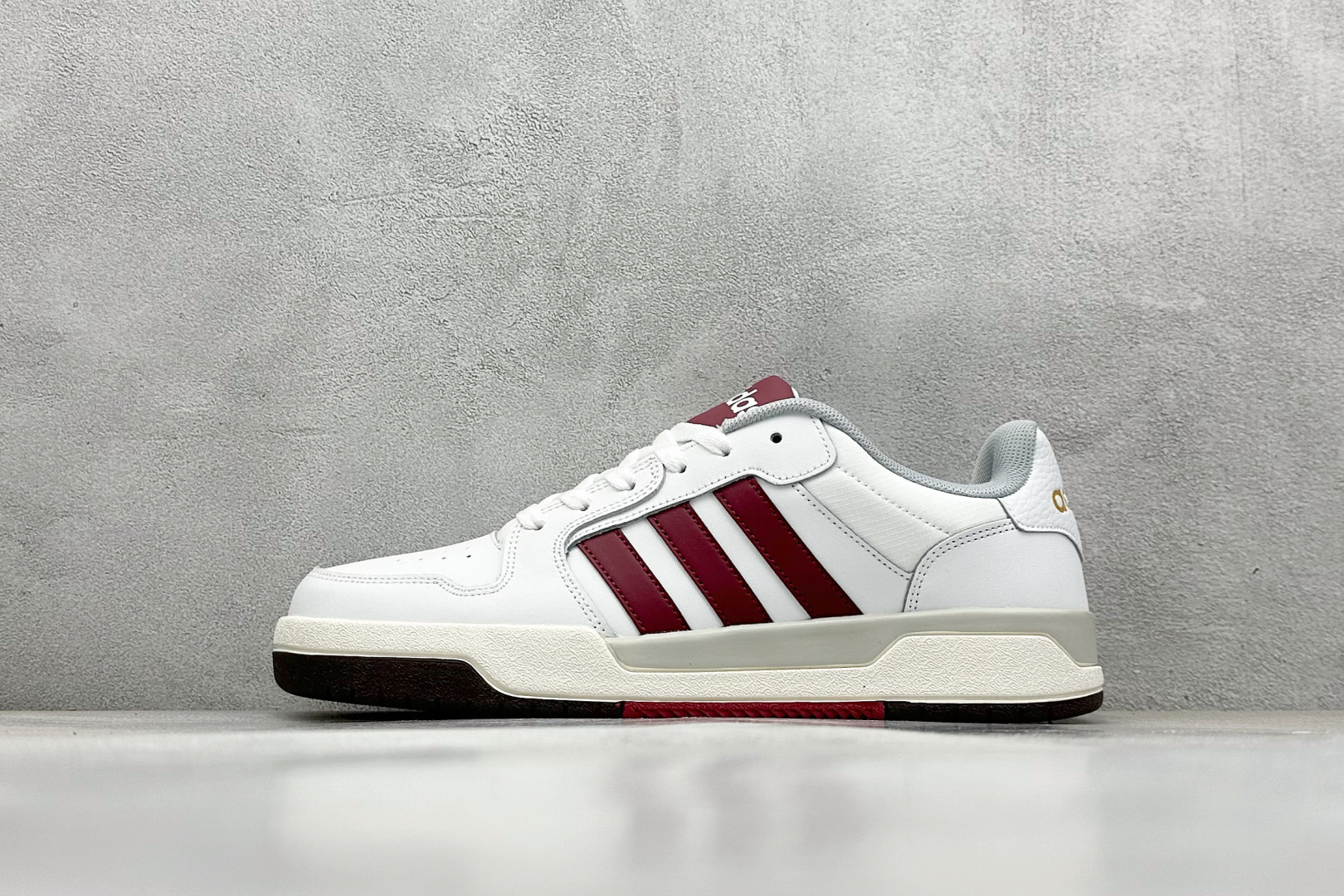  
adidas ENTRAP 篮球风格休闲鞋 
融合了多个年代的风格元素。在有些篮球爱好者眼中，它展现