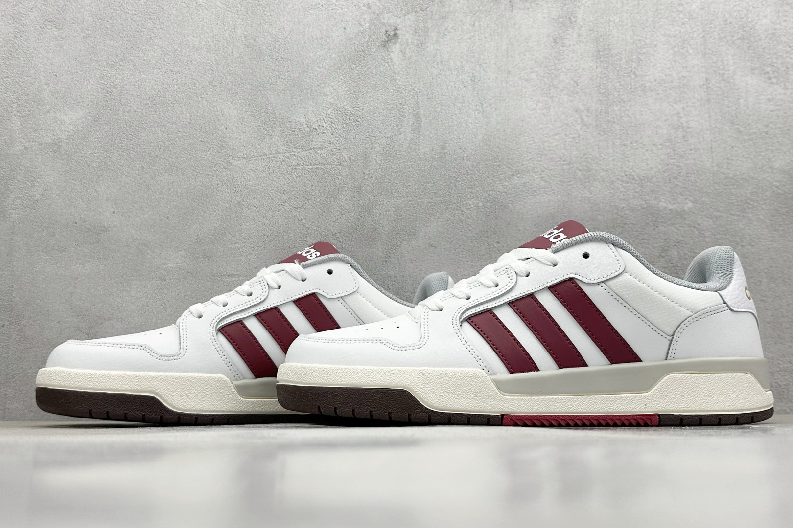  
adidas ENTRAP 篮球风格休闲鞋 
融合了多个年代的风格元素。在有些篮球爱好者眼中，它展现