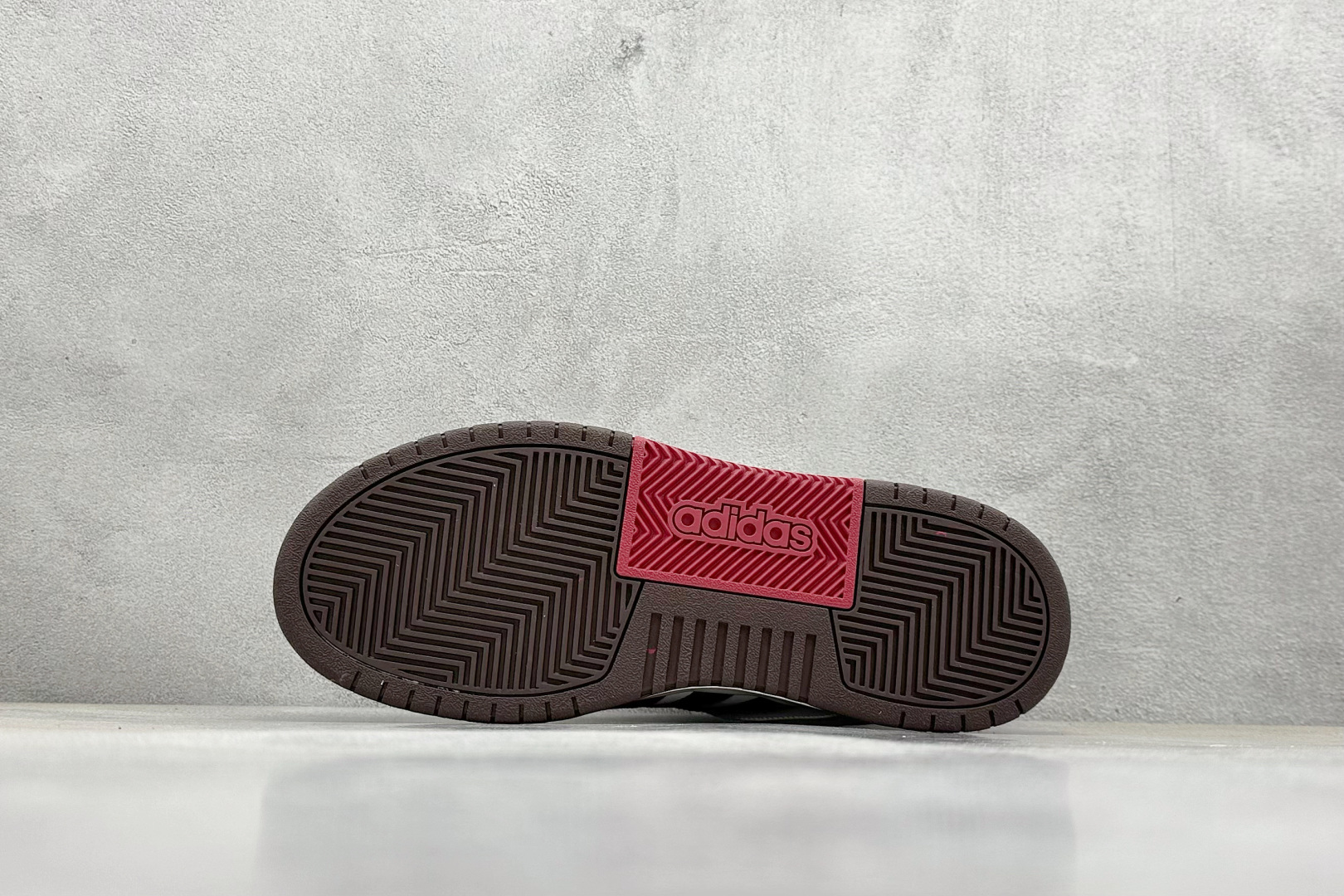  
adidas ENTRAP 篮球风格休闲鞋 
融合了多个年代的风格元素。在有些篮球爱好者眼中，它展现