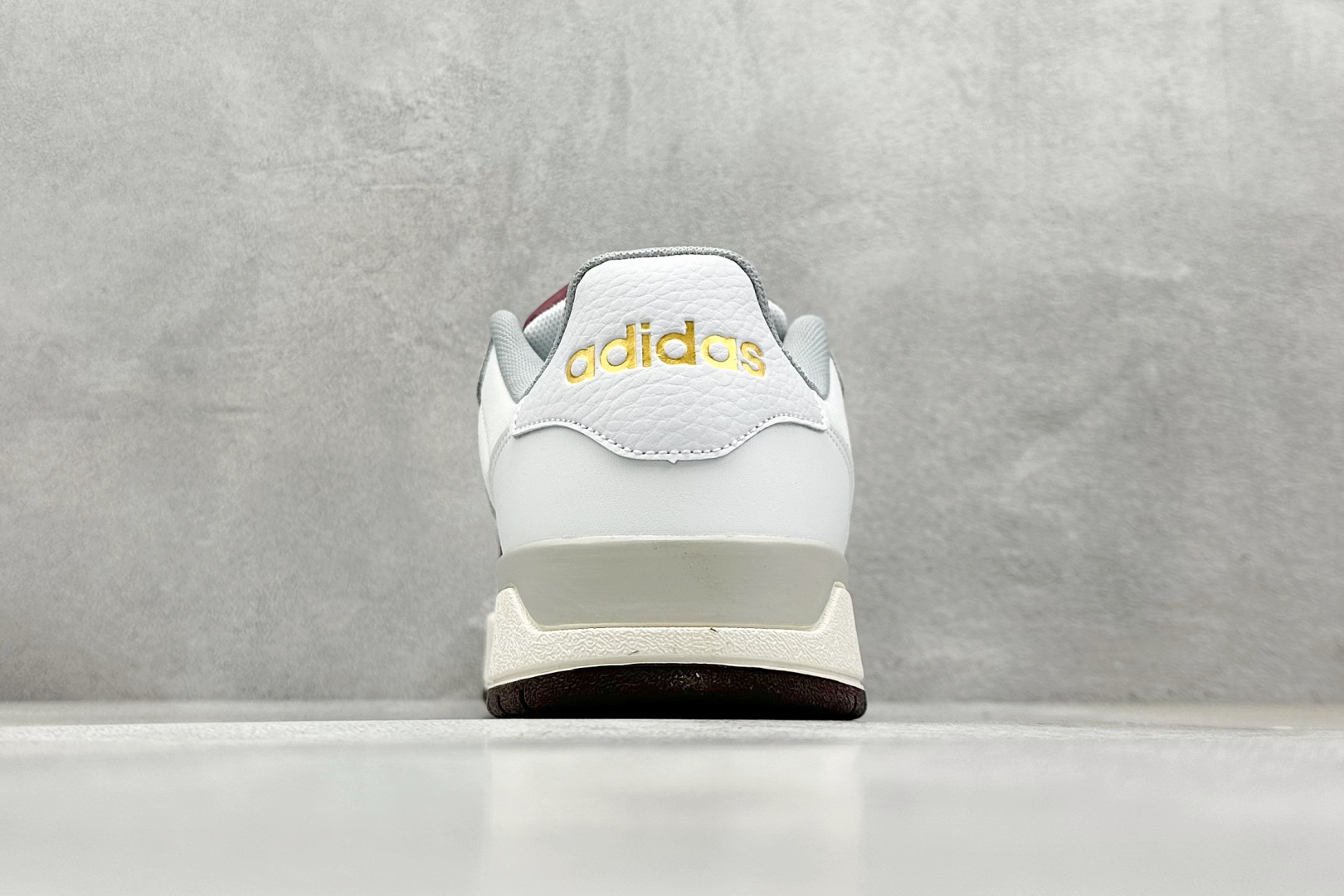  
adidas ENTRAP 篮球风格休闲鞋 
融合了多个年代的风格元素。在有些篮球爱好者眼中，它展现