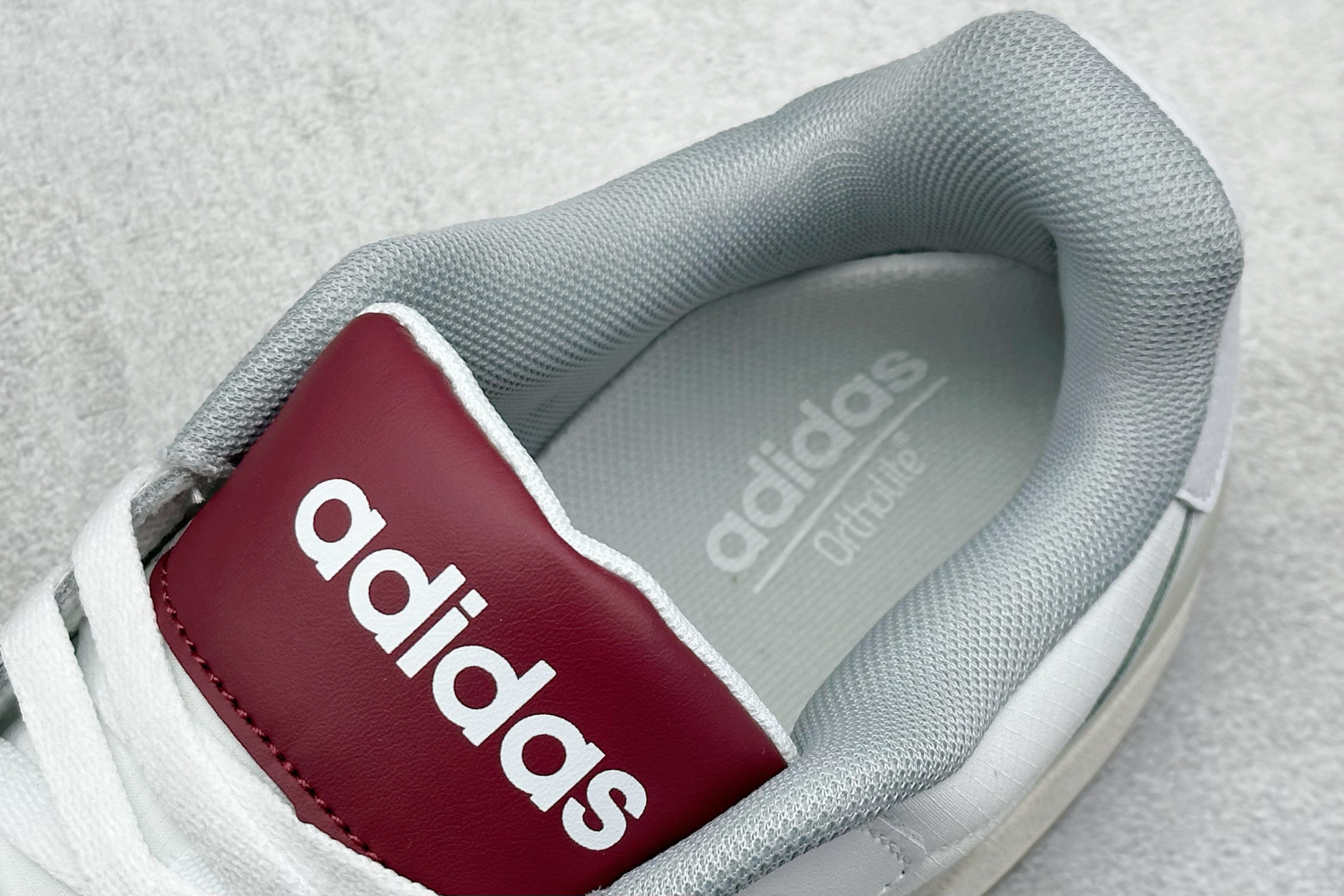  
adidas ENTRAP 篮球风格休闲鞋 
融合了多个年代的风格元素。在有些篮球爱好者眼中，它展现