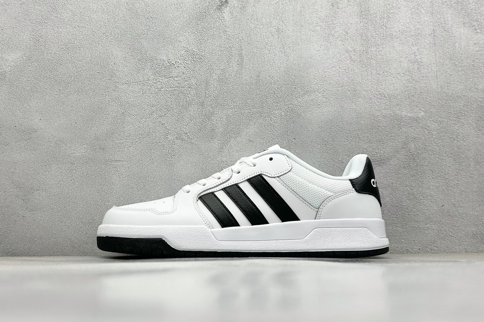  
adidas ENTRAP 篮球风格休闲鞋 
融合了多个年代的风格元素。在有些篮球爱好者眼中，它展现