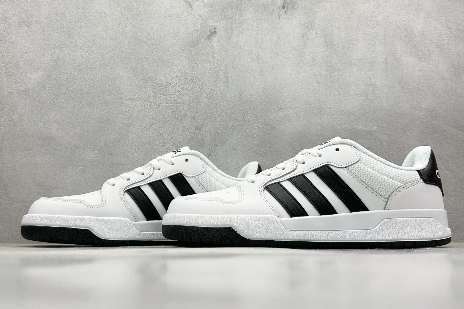  
adidas ENTRAP 篮球风格休闲鞋 
融合了多个年代的风格元素。在有些篮球爱好者眼中，它展现