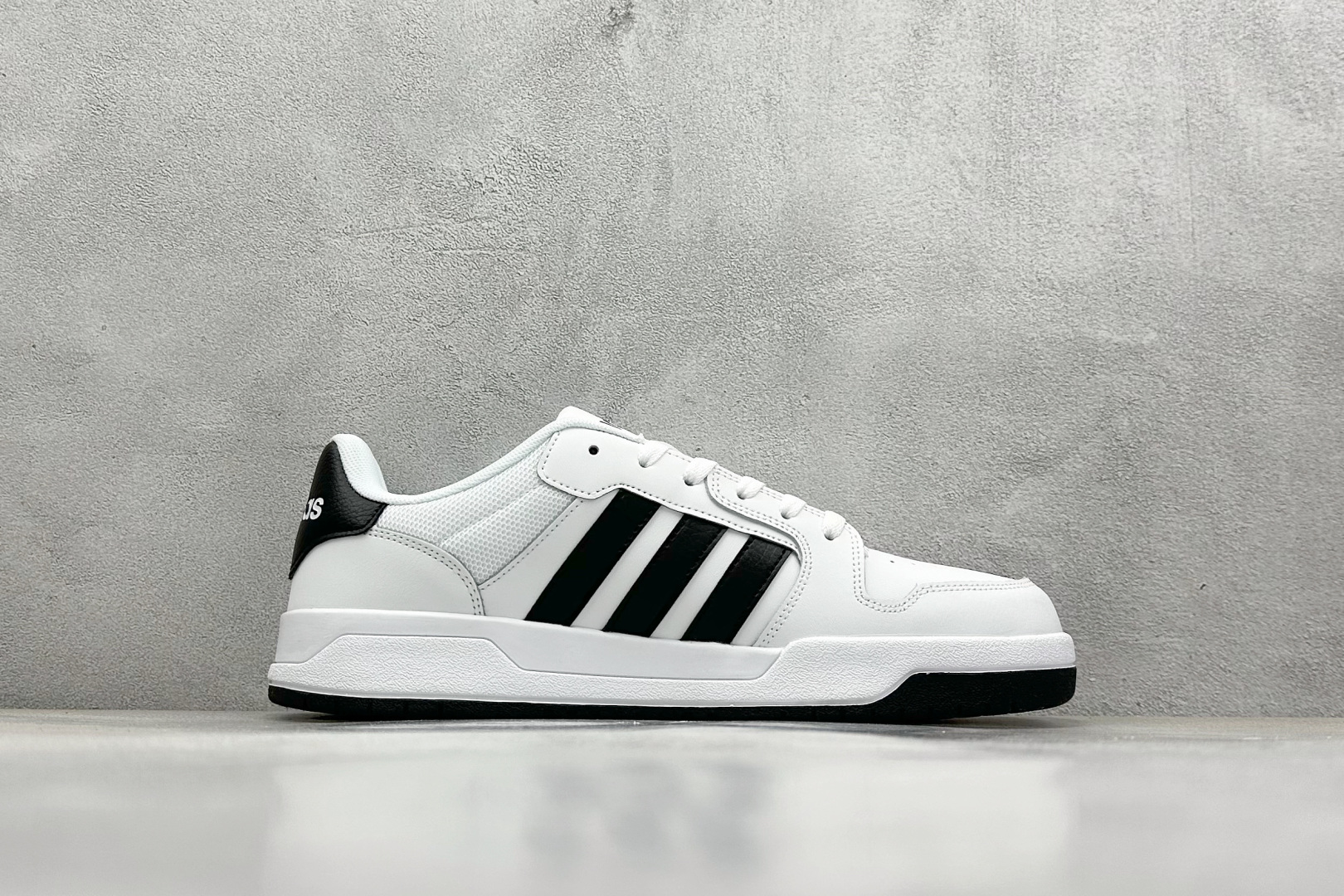  
adidas ENTRAP 篮球风格休闲鞋 
融合了多个年代的风格元素。在有些篮球爱好者眼中，它展现