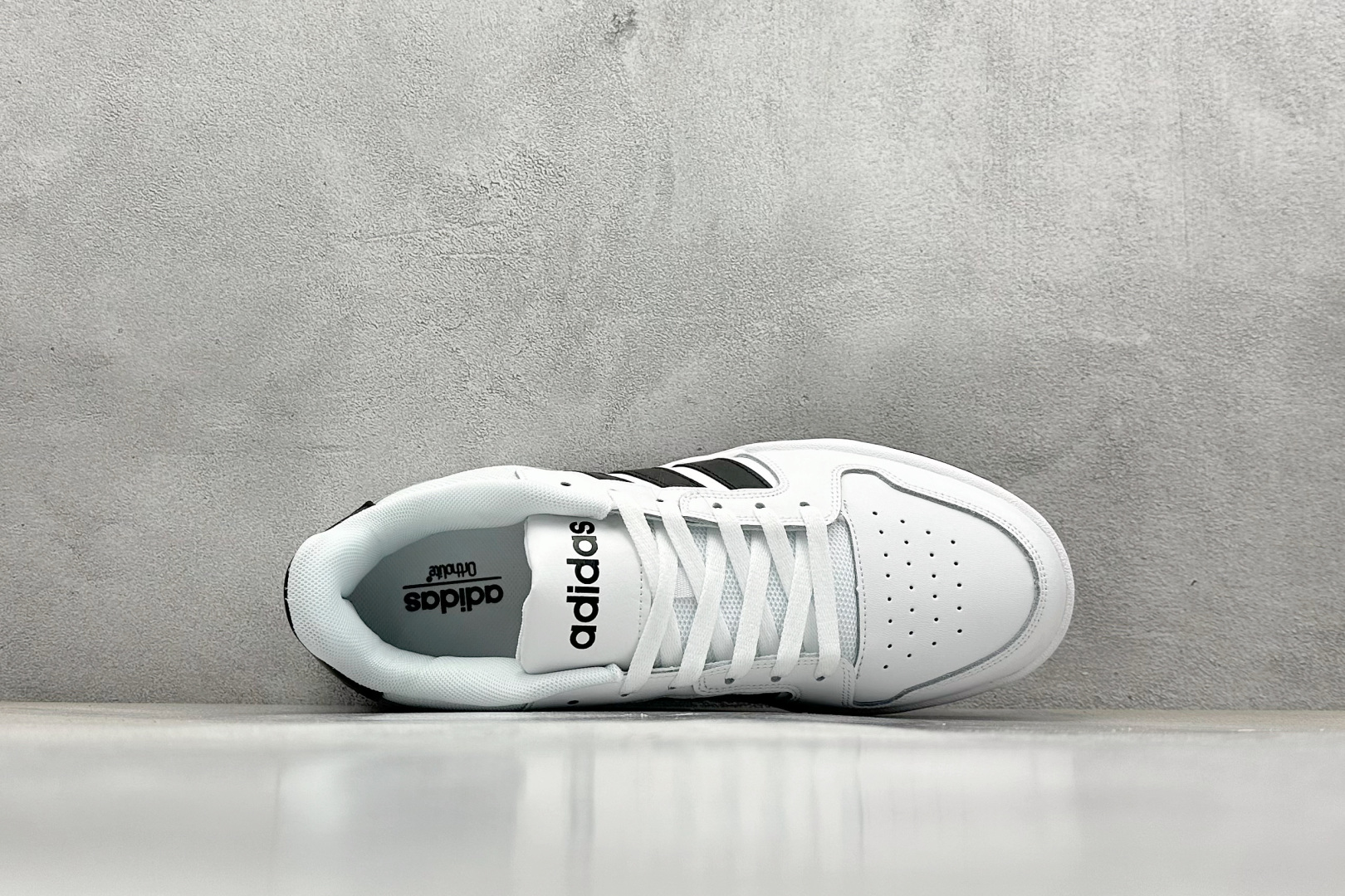  
adidas ENTRAP 篮球风格休闲鞋 
融合了多个年代的风格元素。在有些篮球爱好者眼中，它展现