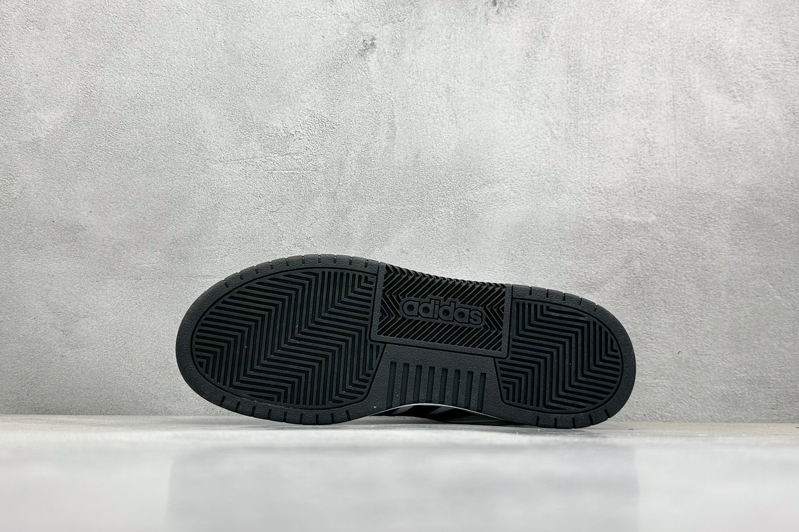  
adidas ENTRAP 篮球风格休闲鞋 
融合了多个年代的风格元素。在有些篮球爱好者眼中，它展现