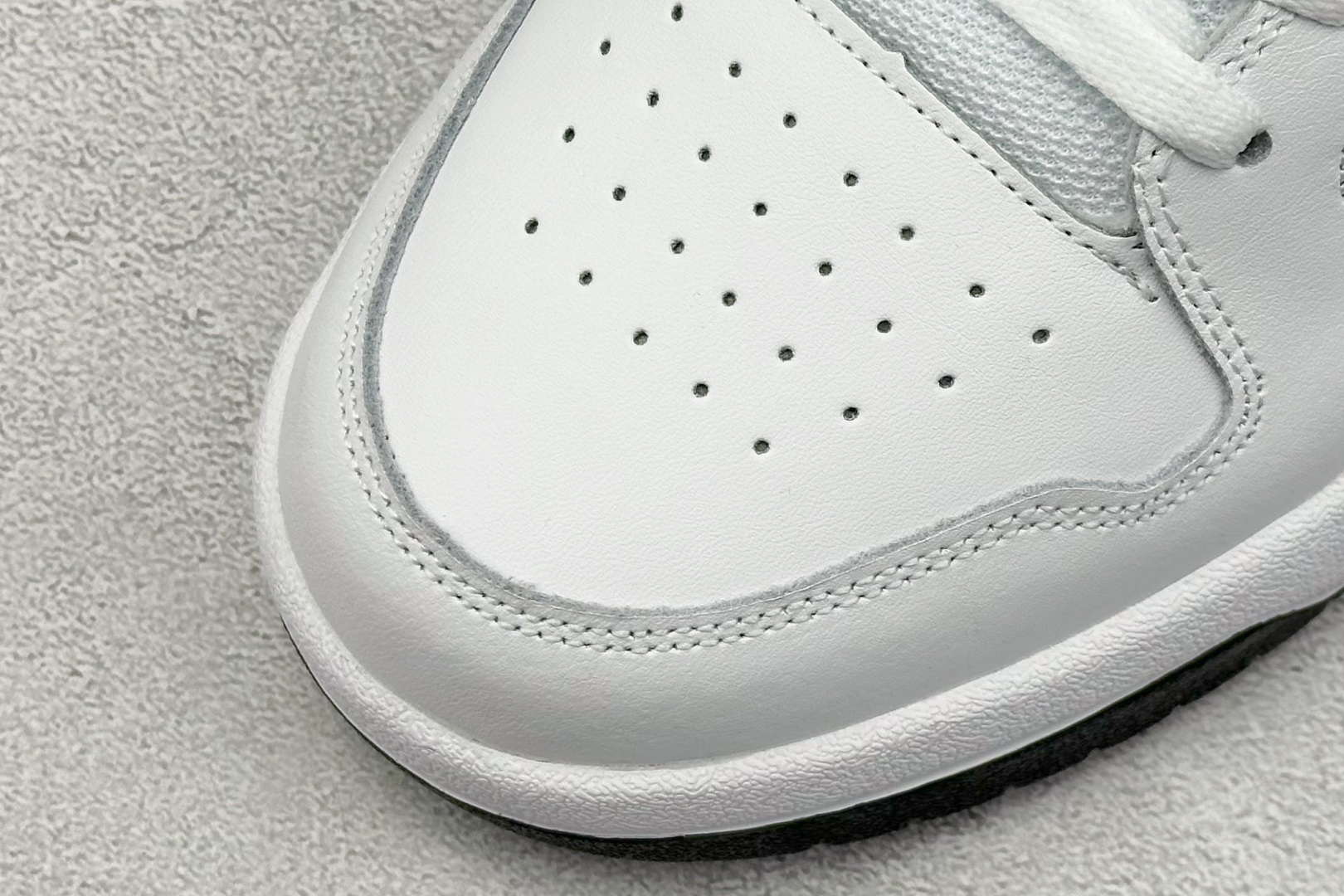  
adidas ENTRAP 篮球风格休闲鞋 
融合了多个年代的风格元素。在有些篮球爱好者眼中，它展现