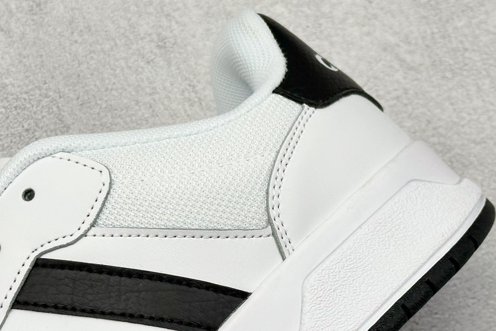  
adidas ENTRAP 篮球风格休闲鞋 
融合了多个年代的风格元素。在有些篮球爱好者眼中，它展现