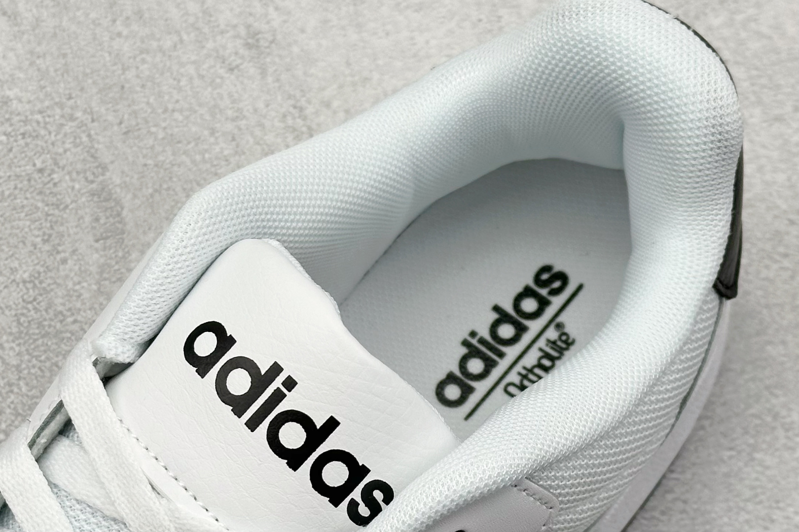  
adidas ENTRAP 篮球风格休闲鞋 
融合了多个年代的风格元素。在有些篮球爱好者眼中，它展现
