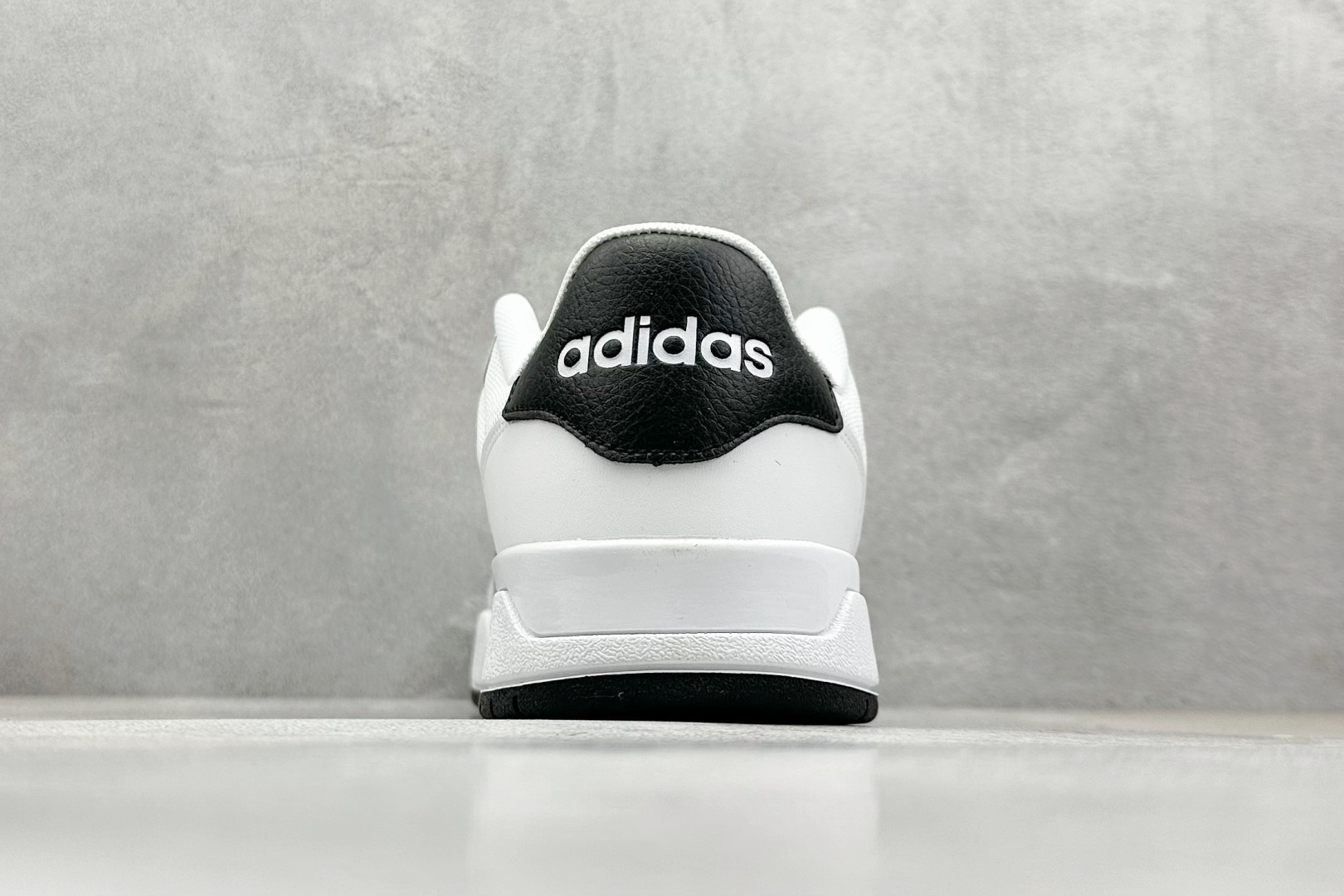  
adidas ENTRAP 篮球风格休闲鞋 
融合了多个年代的风格元素。在有些篮球爱好者眼中，它展现