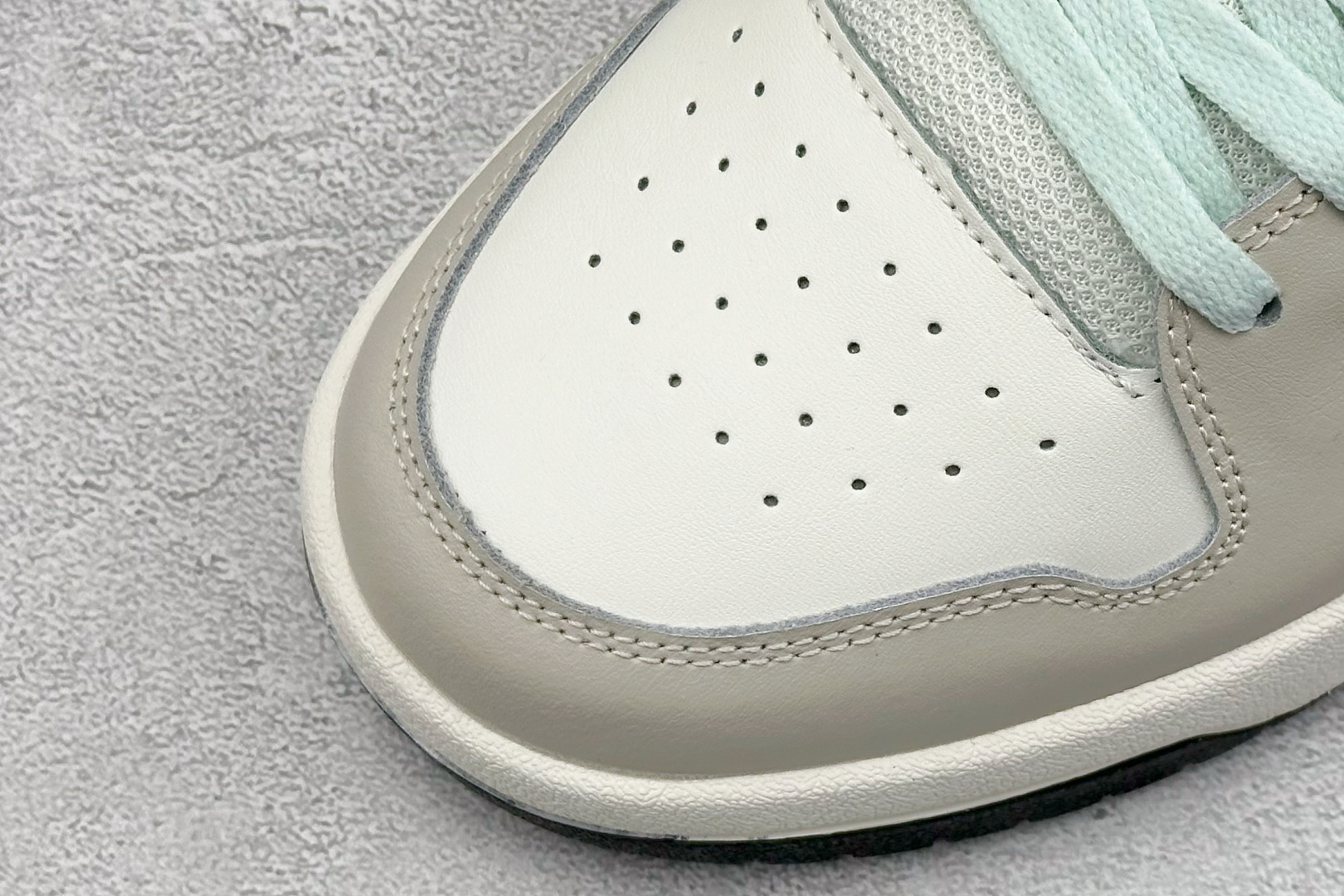  
adidas ENTRAP 篮球风格休闲鞋 
融合了多个年代的风格元素。在有些篮球爱好者眼中，它展现