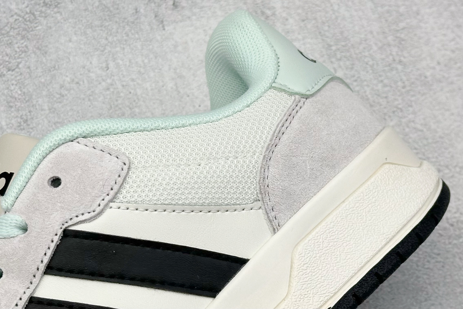  
adidas ENTRAP 篮球风格休闲鞋 
融合了多个年代的风格元素。在有些篮球爱好者眼中，它展现