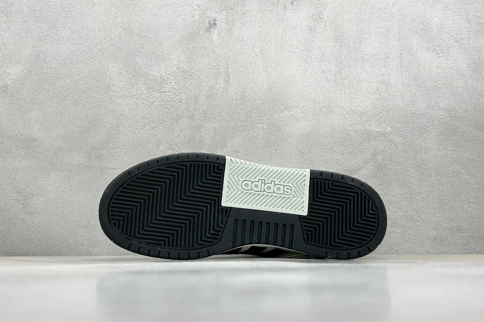  
adidas ENTRAP 篮球风格休闲鞋 
融合了多个年代的风格元素。在有些篮球爱好者眼中，它展现