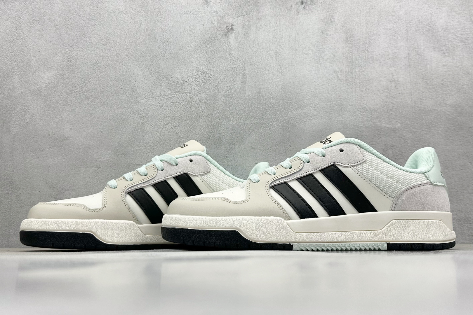  
adidas ENTRAP 篮球风格休闲鞋 
融合了多个年代的风格元素。在有些篮球爱好者眼中，它展现