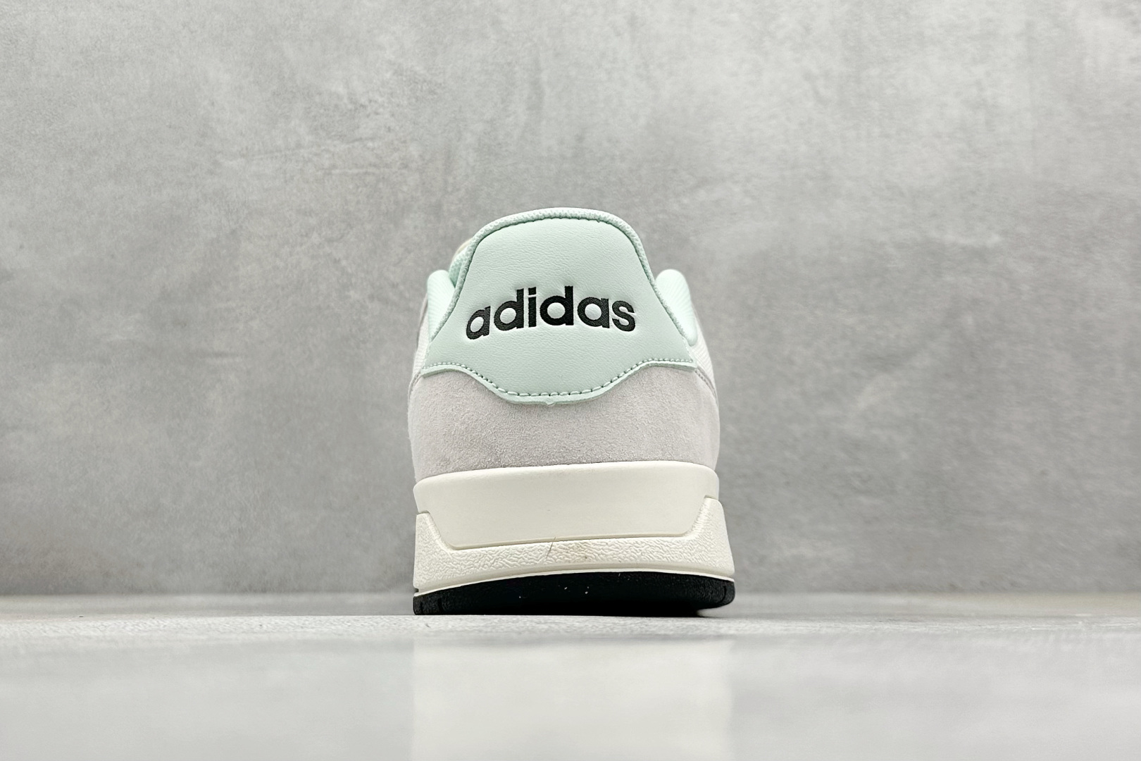  
adidas ENTRAP 篮球风格休闲鞋 
融合了多个年代的风格元素。在有些篮球爱好者眼中，它展现