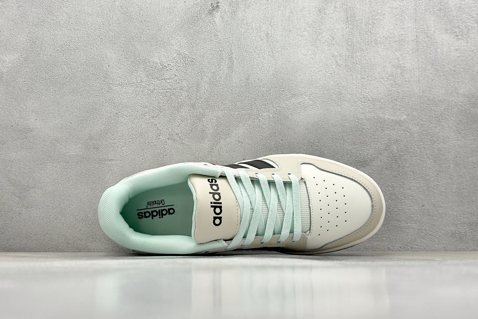  
adidas ENTRAP 篮球风格休闲鞋 
融合了多个年代的风格元素。在有些篮球爱好者眼中，它展现