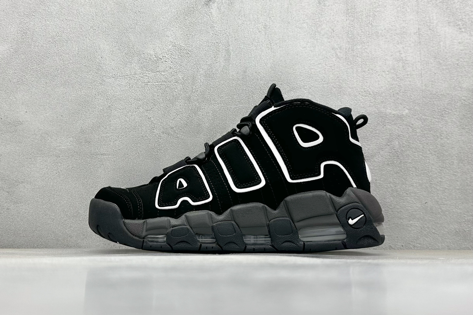 
NK Air More Uptempo ’96 OG 皮蓬大AIR复古篮球鞋
以流行于街头的涂鸦文化