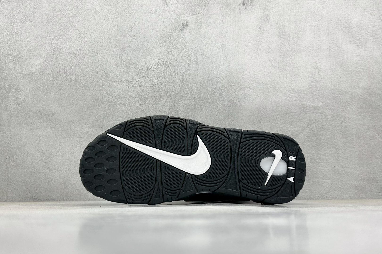  
NK Air More Uptempo ’96 OG 皮蓬大AIR复古篮球鞋
以流行于街头的涂鸦文化