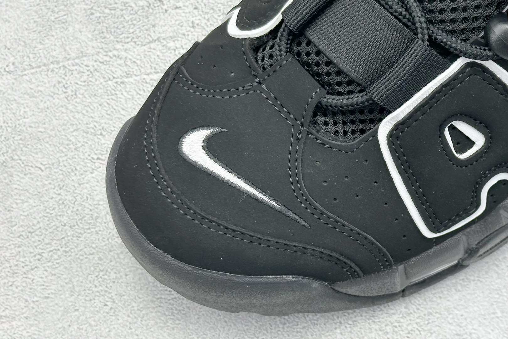  
NK Air More Uptempo ’96 OG 皮蓬大AIR复古篮球鞋
以流行于街头的涂鸦文化