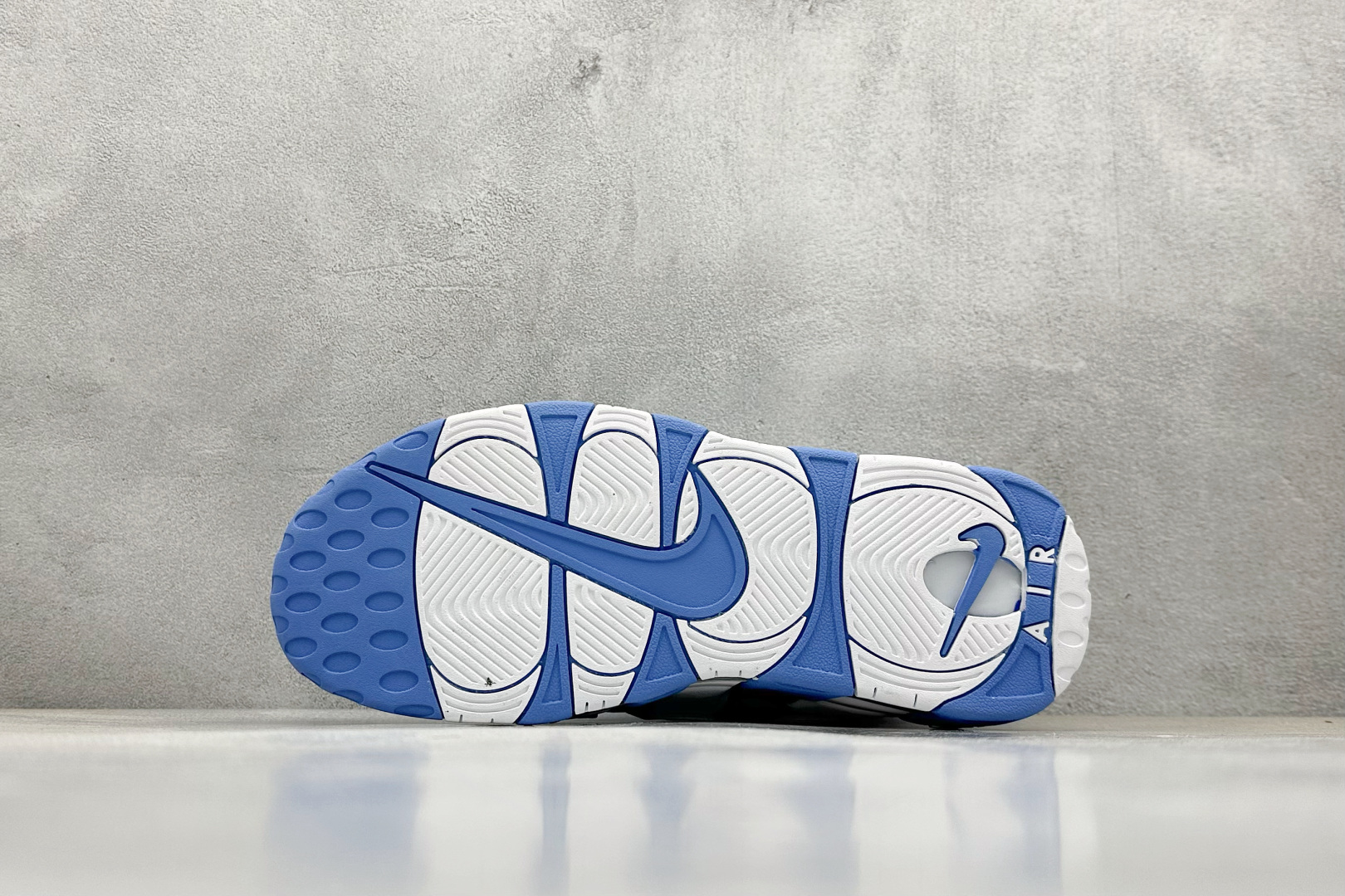  
NK Air More Uptempo ’96 OG 皮蓬大AIR复古篮球鞋
以流行于街头的涂鸦文化