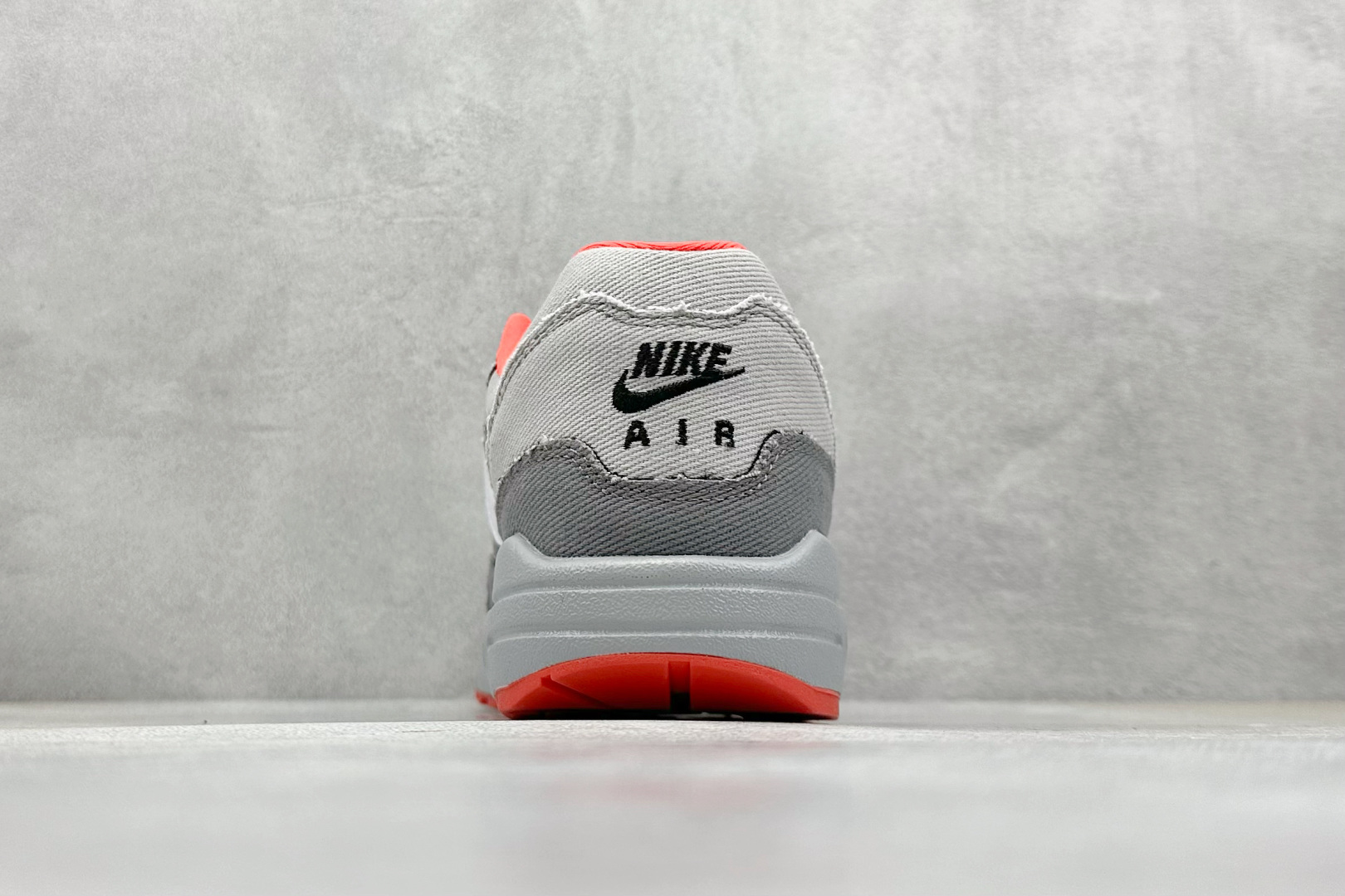  
Nike Air Max 1 耐克半掌气垫复古跑步鞋 

货号：BV1977-011
尺码：36 