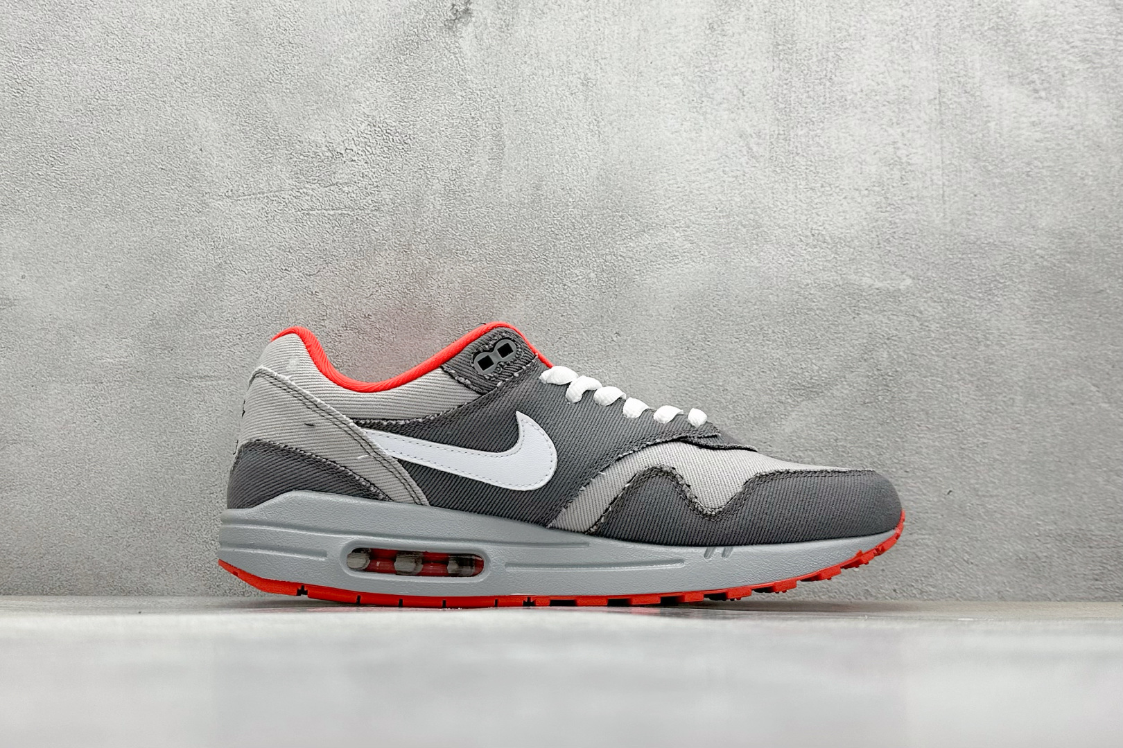  
Nike Air Max 1 耐克半掌气垫复古跑步鞋 

货号：BV1977-011
尺码：36 