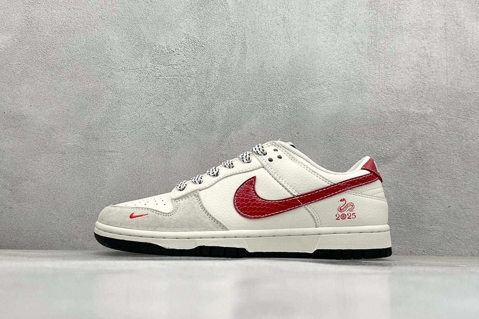  
NIKE SB Dunk Low 蛇年限定 米白红小钩
公司级出品 极力推荐
原装头层材料 独家版型