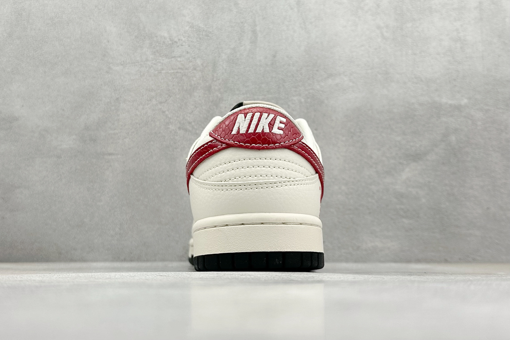  
NIKE SB Dunk Low 蛇年限定 米白红小钩
公司级出品 极力推荐
原装头层材料 独家版型