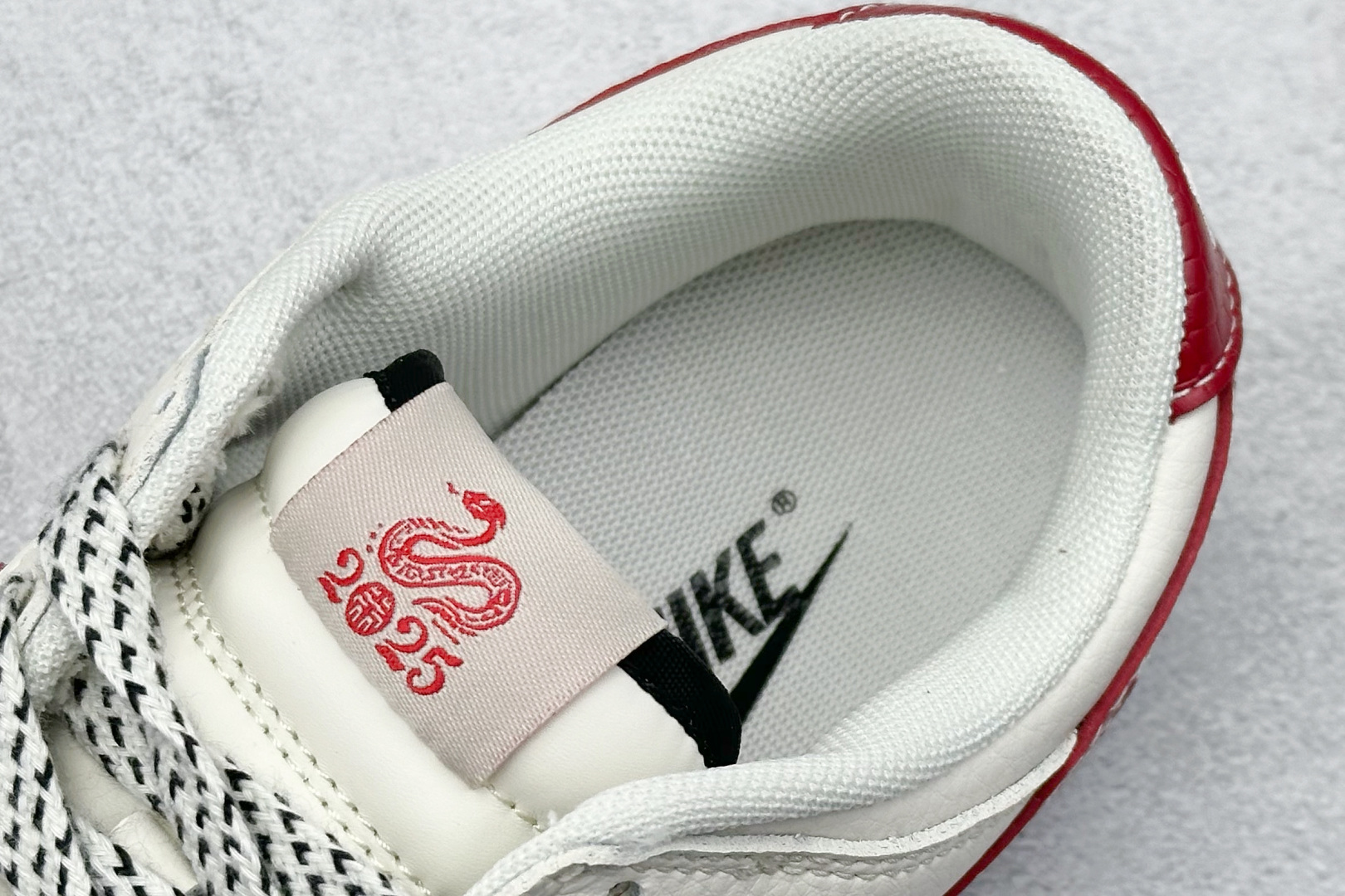  
NIKE SB Dunk Low 蛇年限定 米白红小钩
公司级出品 极力推荐
原装头层材料 独家版型