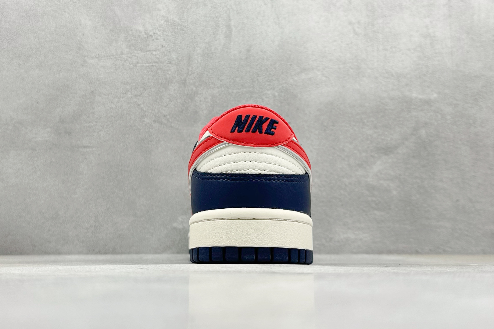  
NIKE SB Dunk Low x Stussy 白蓝红
公司级出品 极力推荐
原装头层材料 独家