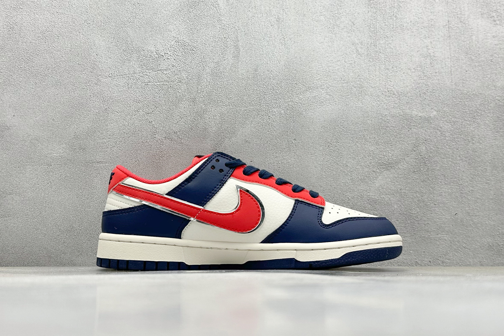  
NIKE SB Dunk Low x Stussy 白蓝红
公司级出品 极力推荐
原装头层材料 独家