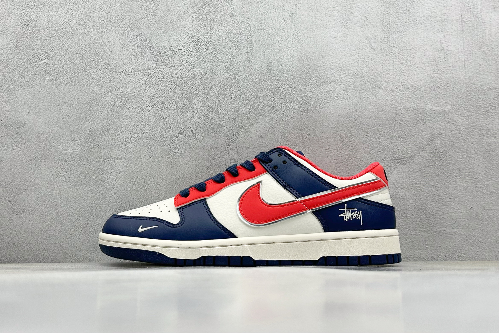  
NIKE SB Dunk Low x Stussy 白蓝红
公司级出品 极力推荐
原装头层材料 独家