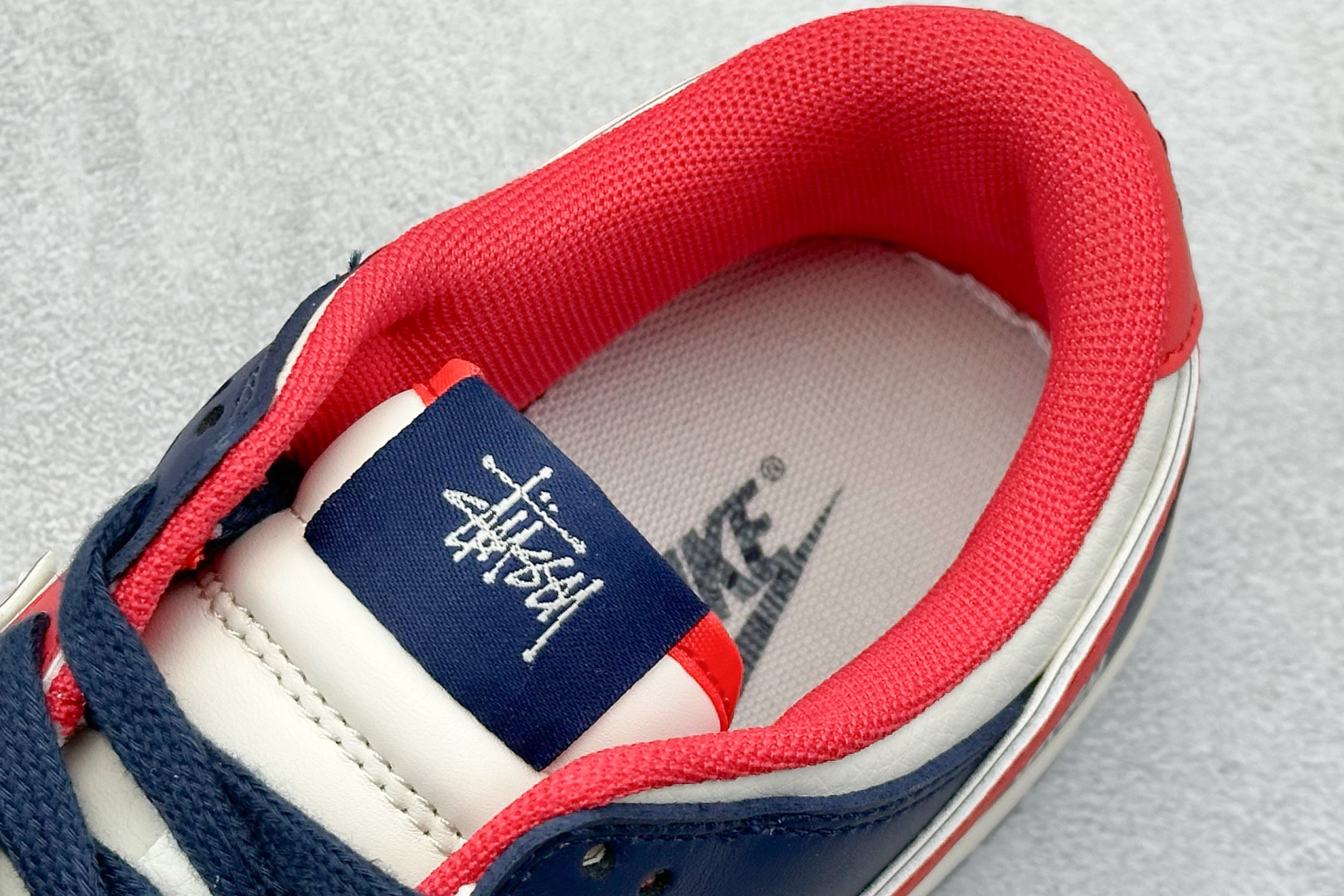  
NIKE SB Dunk Low x Stussy 白蓝红
公司级出品 极力推荐
原装头层材料 独家
