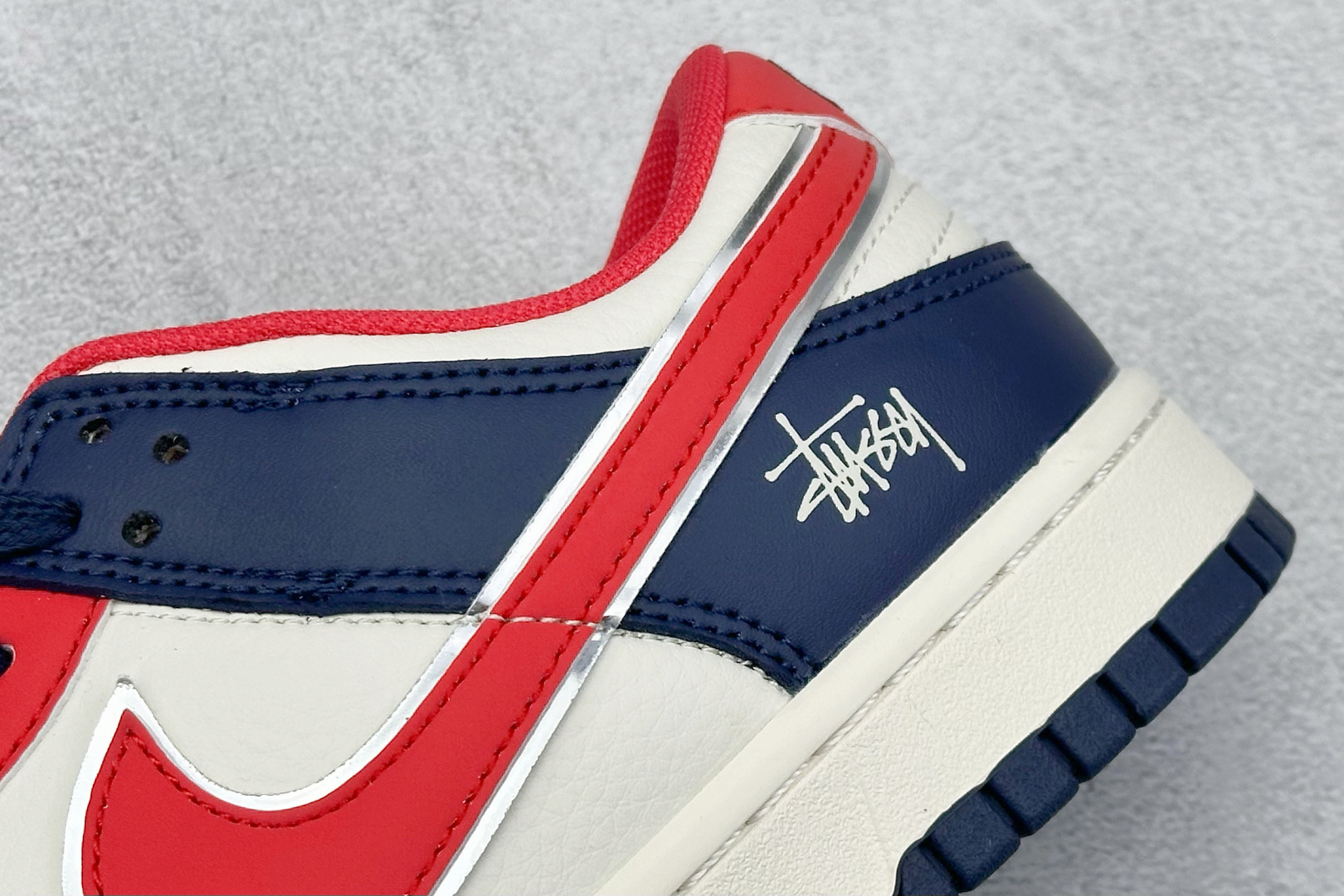  
NIKE SB Dunk Low x Stussy 白蓝红
公司级出品 极力推荐
原装头层材料 独家