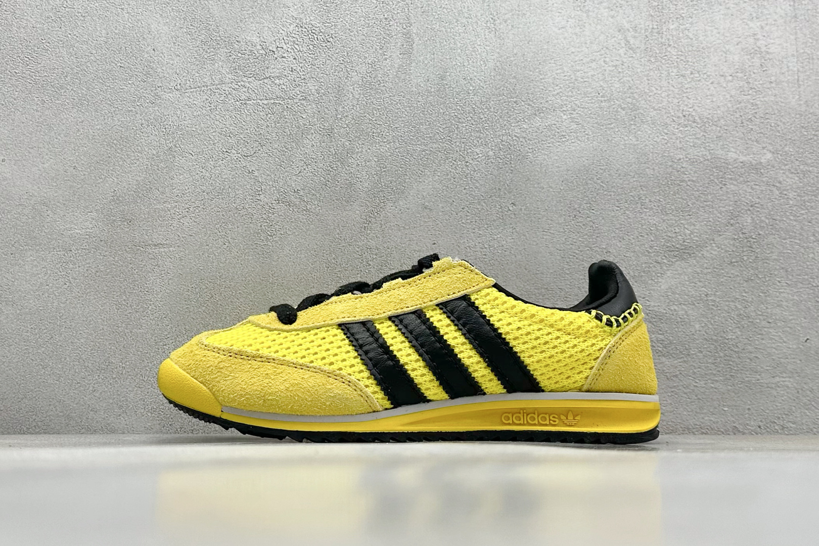 福利特价 
AD Originals SL 72 RS 阿迪休闲防滑耐磨低帮板鞋
经典低帮设计和橡胶外底